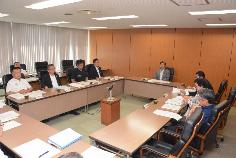 選択的夫婦別姓制度に関する陳情について審査が行われた今治市議会教育厚生委員会=愛媛県今治市別宮町1で2019年6月24日午前9時58分、花澤葵撮影