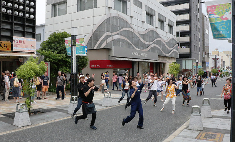 フラッシュモブ スリラー ２０人が踊る 三条通り 奈良 毎日新聞
