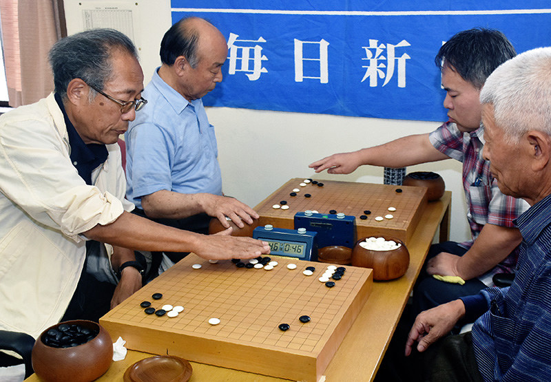 真剣な表情で対局する参加者たち=鳥取県倉吉市で、園部仁史撮影