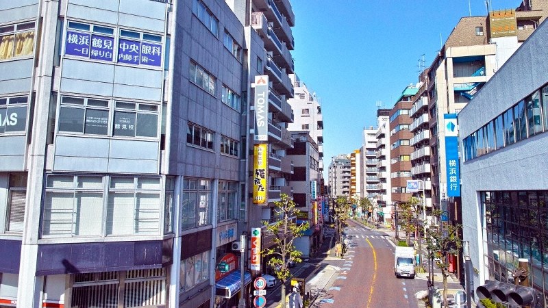 鶴見駅前の繁華街