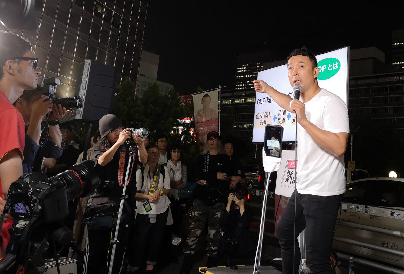 街頭演説で消費税率引き下げを訴える「れいわ新選組」代表の山本太郎参院議員=東京・JR新宿駅西口で19日