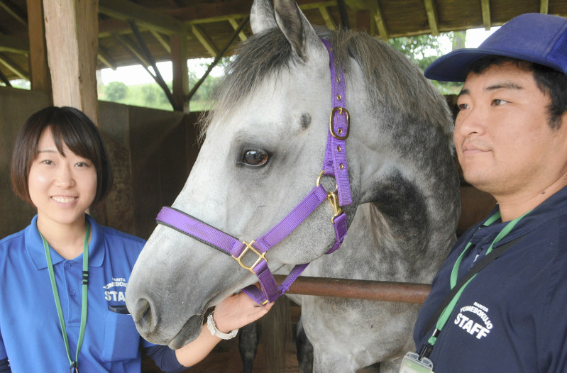 牧場にやって来たウサギノカケアシと牧場のスタッフ=千葉県成田市で