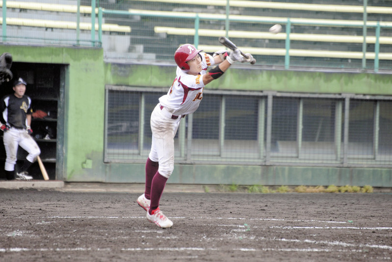 【全新潟ブラックス-オール飯豊】七回裏オール飯豊1死二、三塁、平野がスクイズを決め2点を追加=新潟市中央区の鳥屋野野球場で