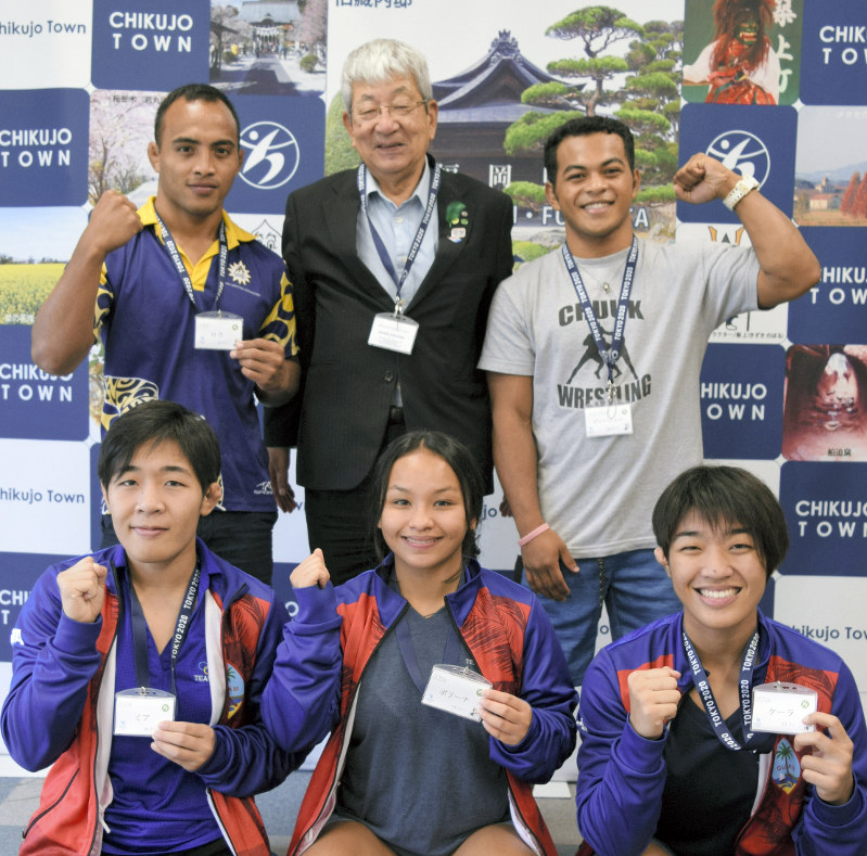 新川久三町長(後列中央)を表敬した選手たち