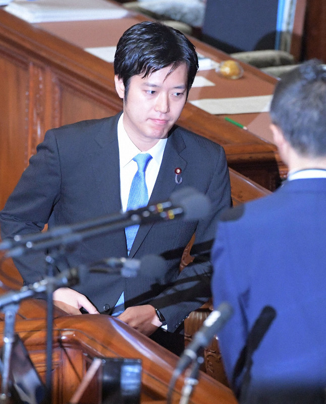 衆院本会議で内閣不信任決議案の採決があり、記名投票する丸山穂高氏=国会内で2019年6月25日午後3時27分、川田雅浩撮影