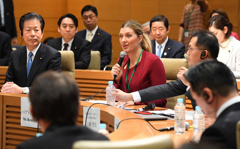 国会議員も参加した討論集会「核兵器禁止条約と日本の役割」で報告する国際NGO「核兵器廃絶国際キャンペーン」(ICAN)のベアトリス・フィン事務局長(中央)。その右は運営委員の川崎哲さん=衆院第1議員会館で2018年1月16日、川田雅浩撮影