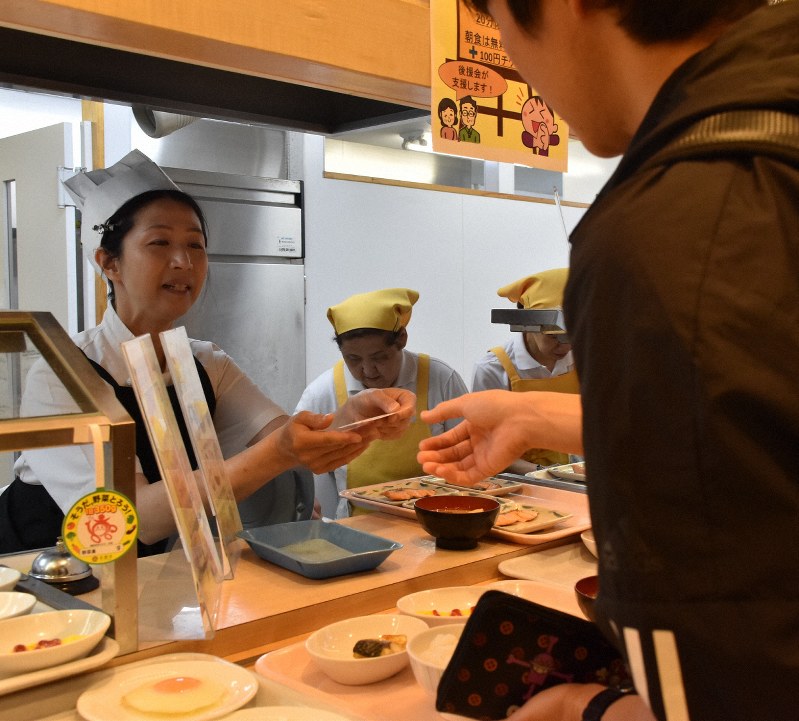 花園で朝食を 無料 さらに100円引き券 栄養がっつり授業はばっちり 毎日新聞