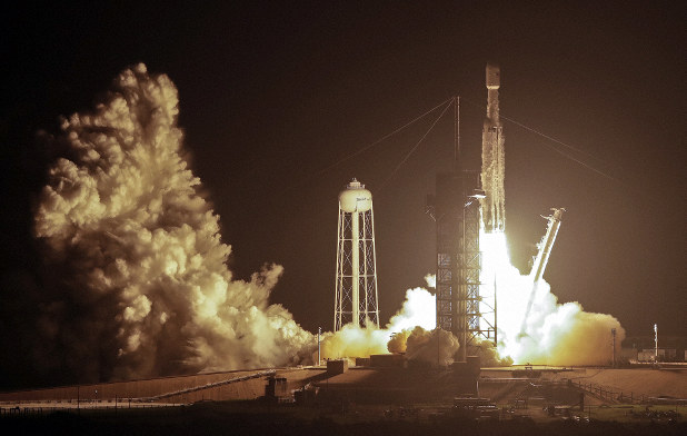 Spacex Launches Hefty Rocket With 24 Satellites The Mainichi
