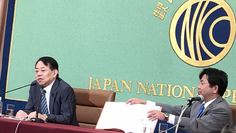 日本記者クラブで講演する浅川雅嗣財務官(左)=東京都千代田区で6月21日、清水憲司撮影