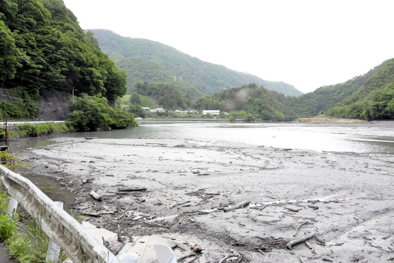 大量の土砂が堆積した雨畑ダム=山梨県早川町で