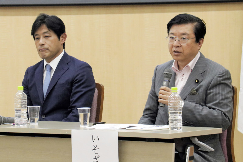 安達氏(左)と礒崎氏が互いの意見を主張した公開討論会