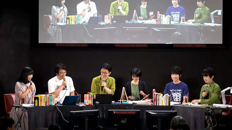昨年8月に開かれた国語辞典ナイト「校正・校閲スペシャル」。右から見坊さん、稲川さん、平山記者、飯間さん、西村さん、古賀さん=東京・渋谷で