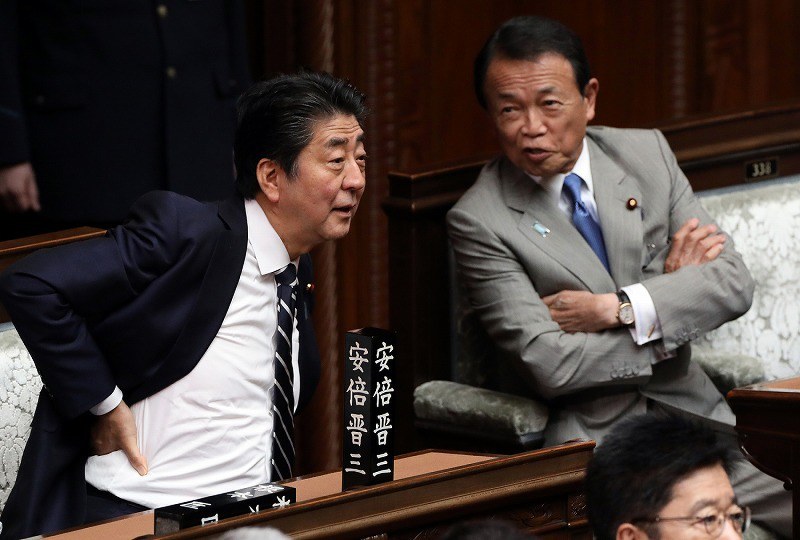 安倍首相「年金を増やす打ち出の小づちはない」 国会閉会で会見 [写真