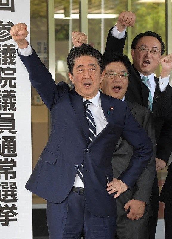 安倍首相「年金を増やす打ち出の小づちはない」 国会閉会で会見 [写真