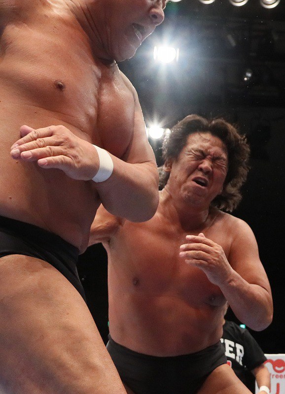 さらばサソリ固め 長州力さん引退試合 最後も藤波さん相手に