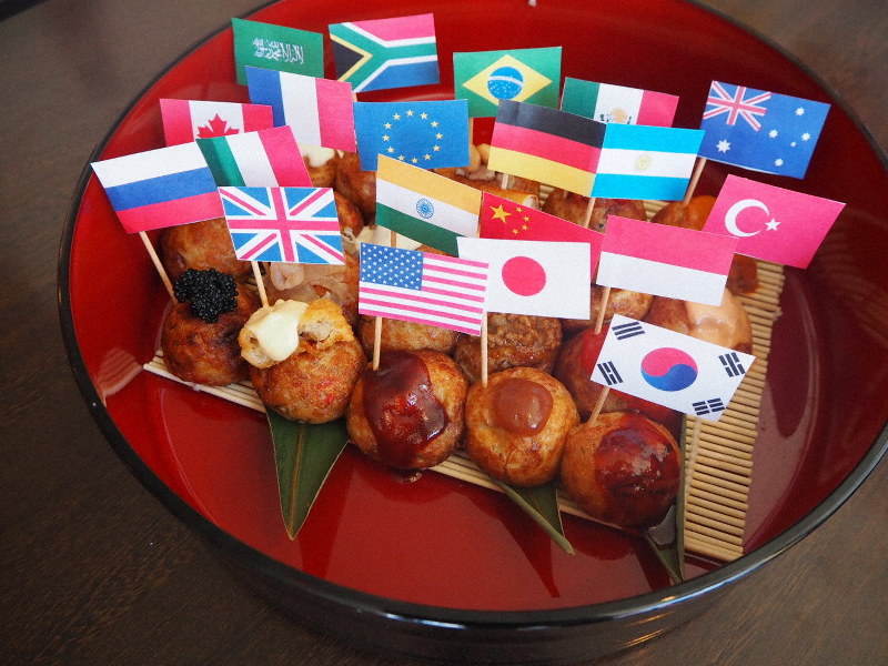 G20に参加する国・地域にちなんだ味が楽しめるたこ焼き=大阪市中央区の「くれおーる」道頓堀店で2019年6月25日午後3時9分、加藤美穂子撮影