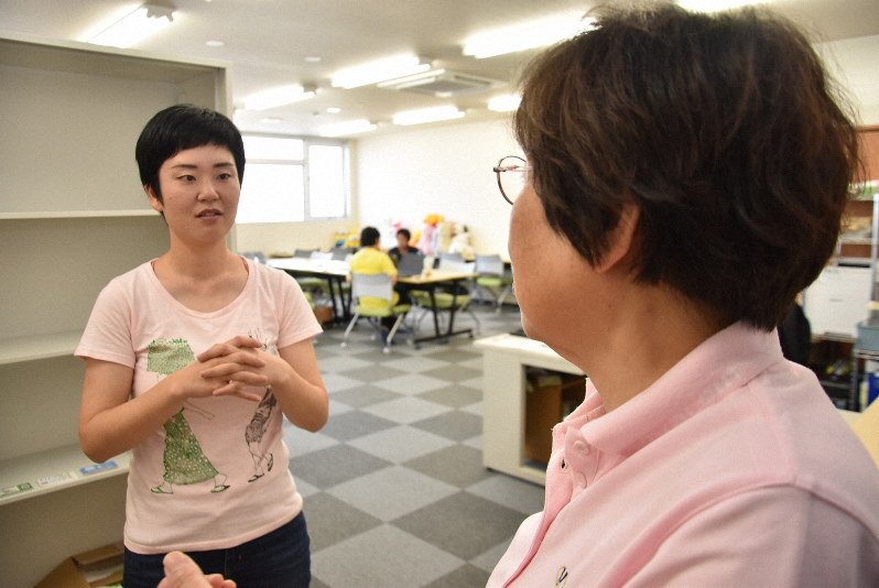 真剣な表情で住民の話を聞く永田愛さん(左)=岡山県倉敷市真備町有井で2019年6月12日午後3時47分、益川量平撮影