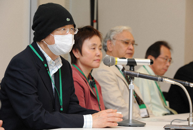 ATL対策の充実を訴えて会見する浅野史郎・元宮城県知事(左)と市民団体「日本からHTLVウイルスをなくす会」(当時、現スマイルリボン)の菅付加代子代表(左から2人目)=衆院第2議員会館で2010年9月8日