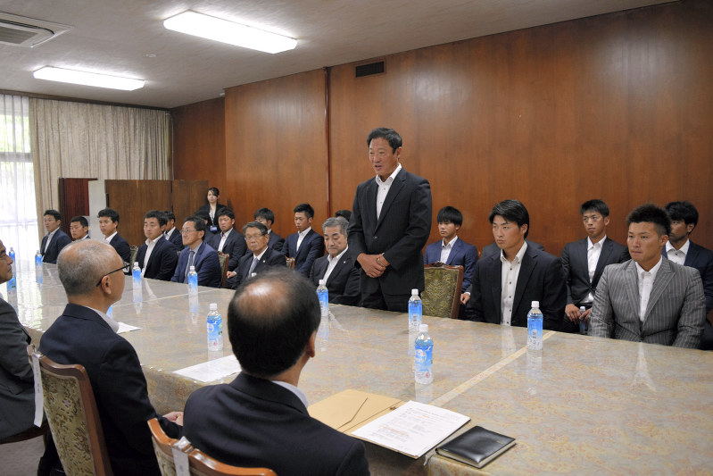 壮行会で「優勝を目指す」と抱負を語る後藤隆之監督(中央)と、三菱日立パワーシステムズの選手ら=横浜市役所で