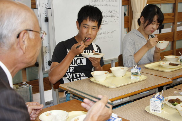 給食 地元牛ステーキ 国際コン金賞の米も 肉もご飯もおいしい 宮若の小中一貫校 福岡 毎日新聞