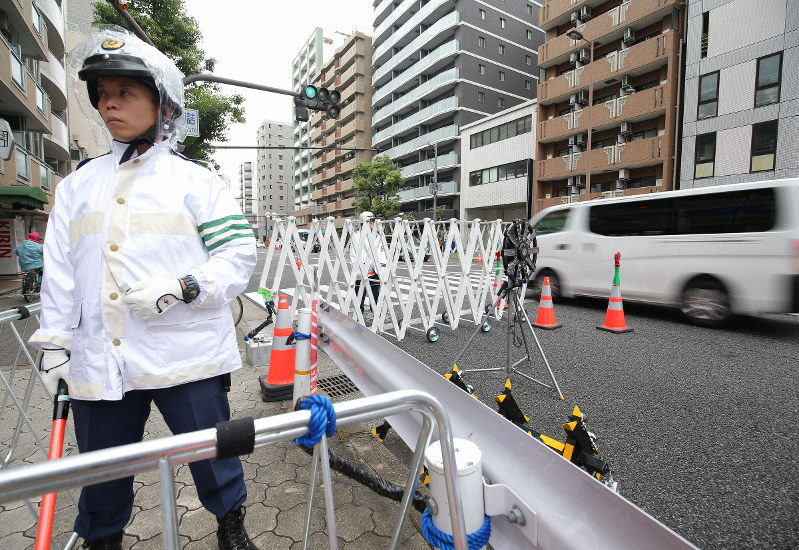 首脳らが宿泊するホテル周辺を警備する警察官ら=大阪市北区で2019年6月27日午前9時50分、梅田麻衣子撮影