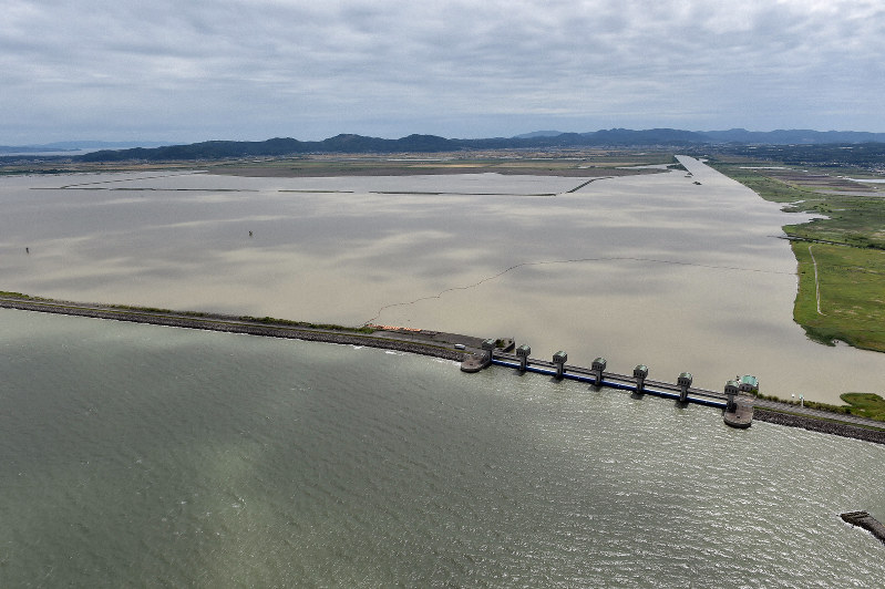 諫早湾干拓潮受け堤防と北部排水門=長崎県諫早市で2018年5月21日、本社ヘリから森園道子撮影