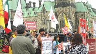 オタワは政治の町なのでいろいろなデモもある。写真はイランの現体制に抗議する集まり（写真は筆者撮影）