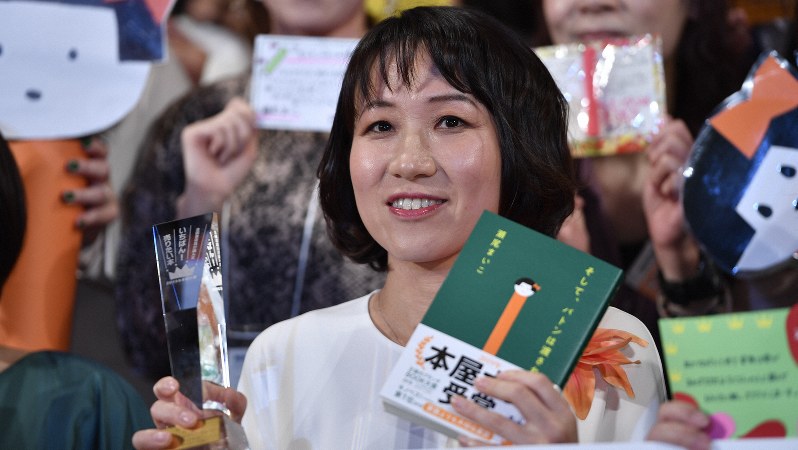 2019年本屋大賞を受賞し、トロフィーを手に笑顔を見せる作家の瀬尾まいこさん=2019年4月9日、藤井達也撮影