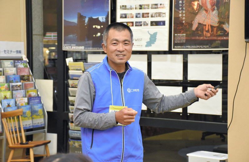 移住準備セミナーで農村暮らしの楽しさを紹介する関元弘さん=東京都中央区京橋の移住・交流情報ガーデンで