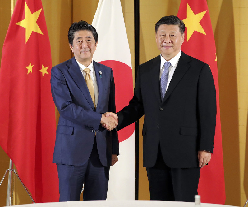 中国の習近平国家主席(右)と握手する安倍晋三首相=大阪市北区で2019年6月27日(代表撮影)