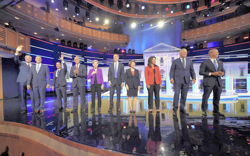 米大統領選に向けた民主党のテレビ討論会に出席した候補者ら=米南部フロリダ州マイアミで26日、ロイター