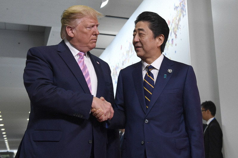 会談前にトランプ米大統領と握手する安倍晋三首相(右)=AP