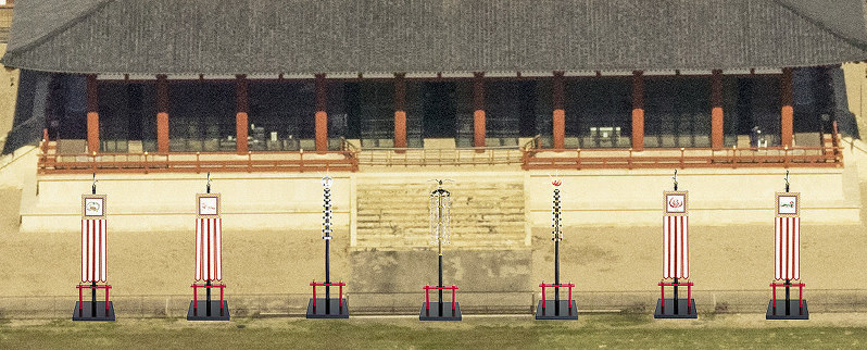 平城宮第一次大極殿前に横一線に立てられた宝幢(中央の3本)と四神旗の合成写真=奈文研提供