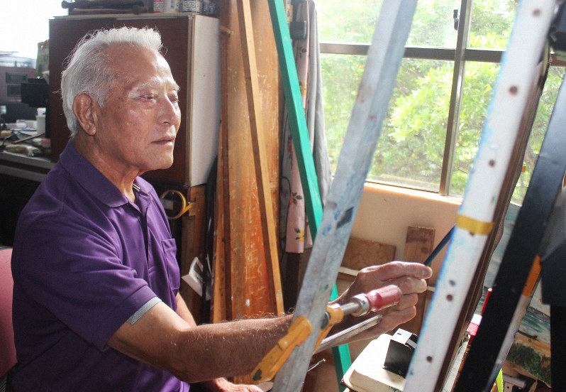 60年前の記憶をたどりながらキャンバスに向かう伊波則雄さん=沖縄県読谷村の自宅アトリエで2019年6月26日午後0時24分、平川昌範撮影