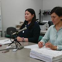 セクハラを認定した京都地裁判決を受けて記者会見する太田恵子さん（左）＝京都市中京区で2019年6月28日午後2時26分、国本ようこ撮影