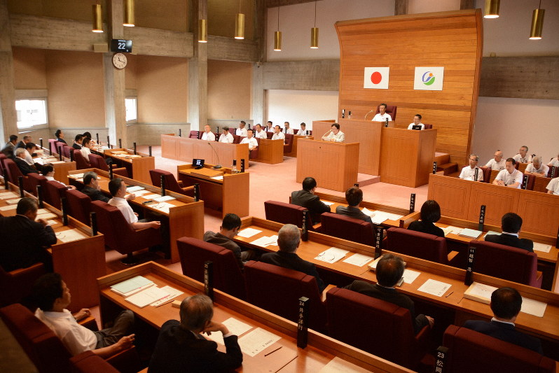 今治市議会で反対討論を聞く市議ら=愛媛県今治市別宮町1で2019年6月28日午前11時15分、花澤葵撮影