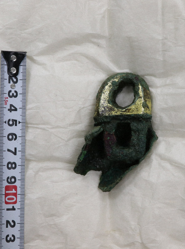 飛鳥寺旧境内地で見つかった風鐸の破片=奈良県橿原市で、藤原弘撮影