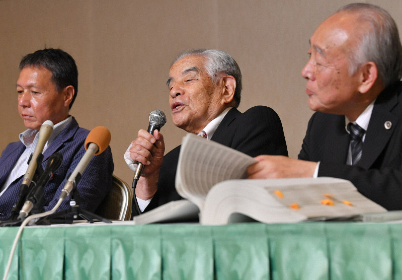 判決を受けて記者会見する(右から)徳田靖之弁護士、林力原告団長、黄光男原告団副団長=熊本市で2019年6月28日午後4時45分、田鍋公也撮影