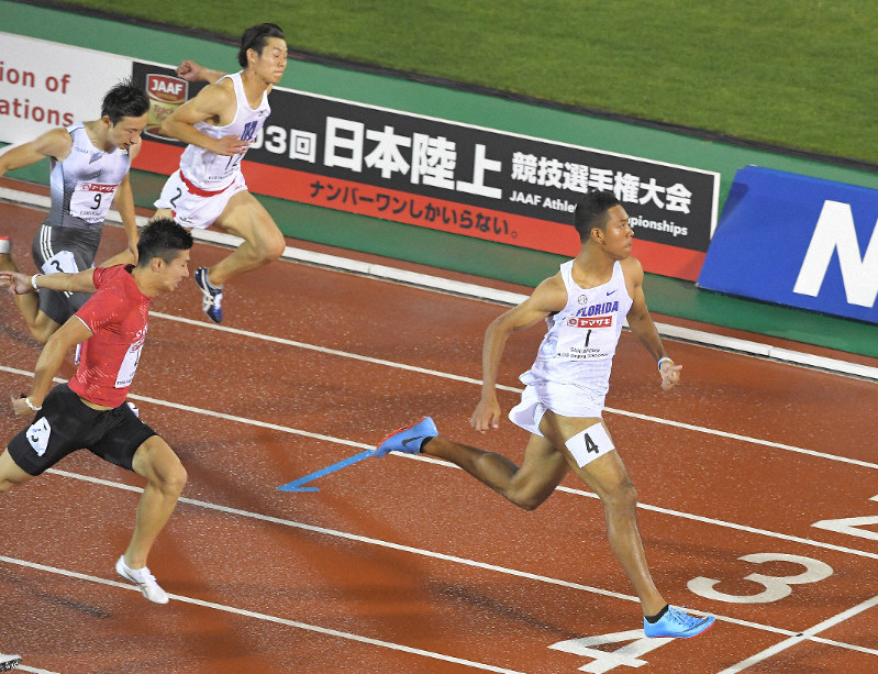 男子100メートル決勝、1位でフィニッシュするサニブラウン・ハキーム(右端)=福岡市の博多の森陸上競技場で2019年6月28日、徳野仁子撮影