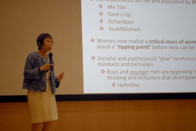 「Me Too」運動など女性を取り巻く最近の動きを解説するジェネット・タカムラさん