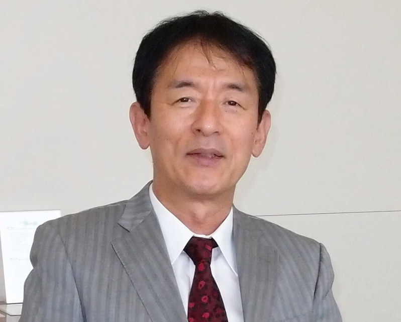 山崎達雄氏