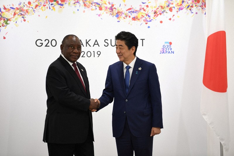 握手する安倍晋三首相(右)とアフリカのラマポーザ大統領=ロイター