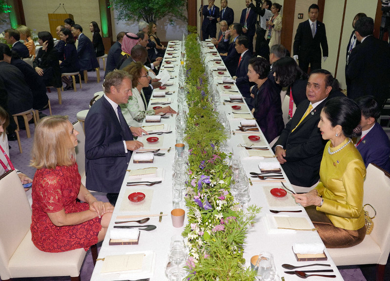 夕食会に臨む各国首脳ら=大阪市住之江区で2019年6月28日、外務省提供
