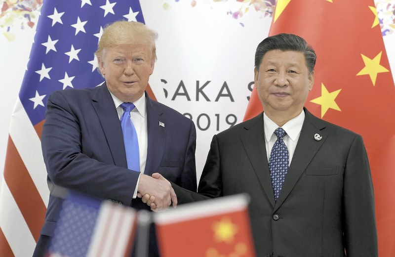 会談を前に握手するトランプ米大統領(左)と中国の習近平国家主席=大阪市住之江区で2019年6月29日、AP