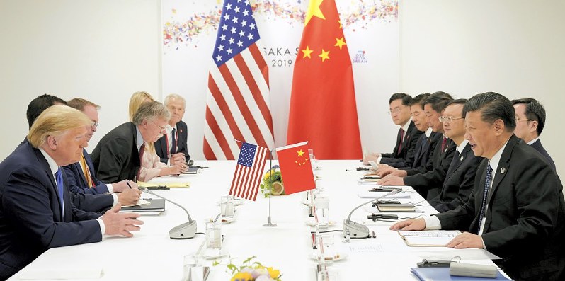 会談に臨むトランプ米大統領(左端)と中国の習近平国家主席(右端)=大阪市住之江区で2019年6月29日、ロイター