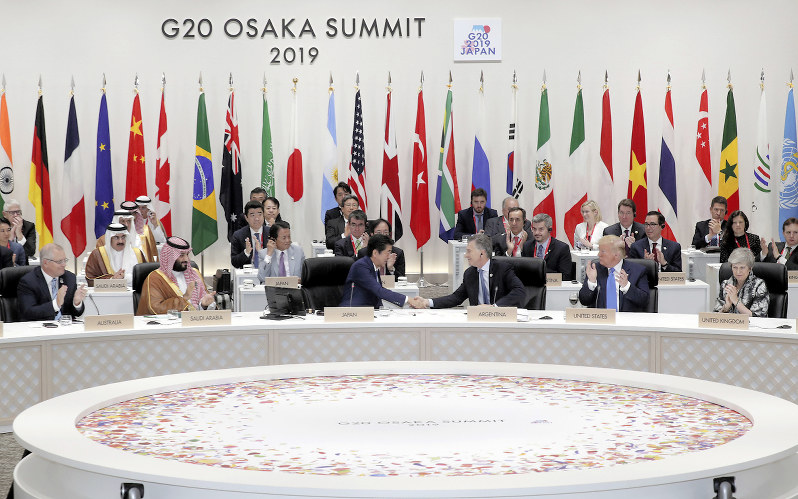 閉会セッションに参加する主要20カ国・地域(G20)の首脳ら=大阪市で2019年6月29日、ロイター