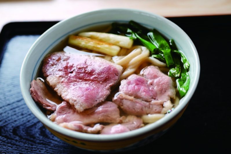 人気の「鴨南蛮うどん」。コメ作りで取り入れているアイガモ農法のカモを使っている=山田さん提供