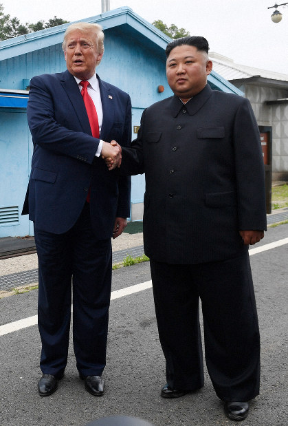 米大統領、初の南北軍事境界線越え 正恩氏と板門店で握手 | 毎日新聞
