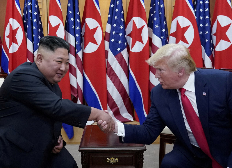 板門店で会談し握手するトランプ米大統領(右)と北朝鮮の金正恩朝鮮労働党委員長=30日、ロイター