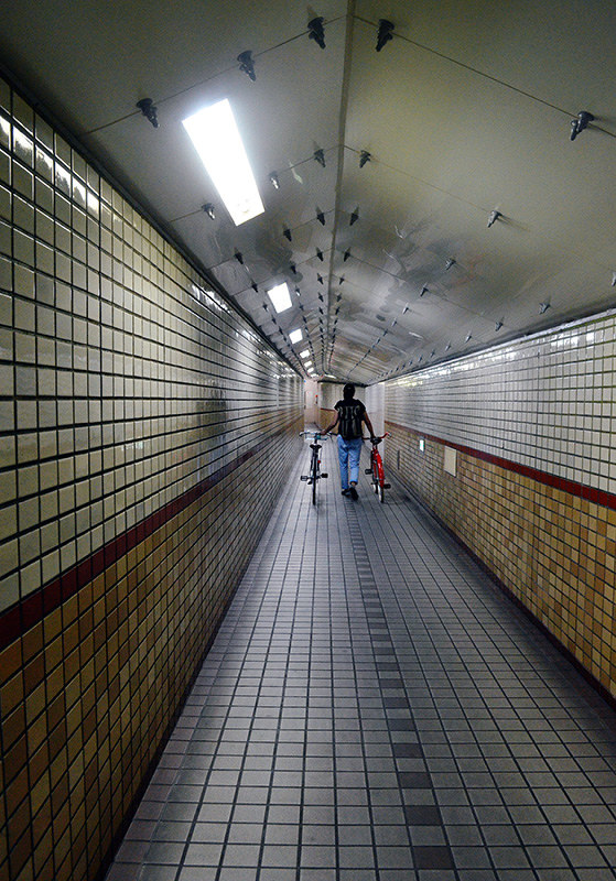 大阪市西区と此花区を結び、川底を通る安治川トンネル。地元の人には慣れた道だが、ちょっとかっこいい=亀田早苗撮影